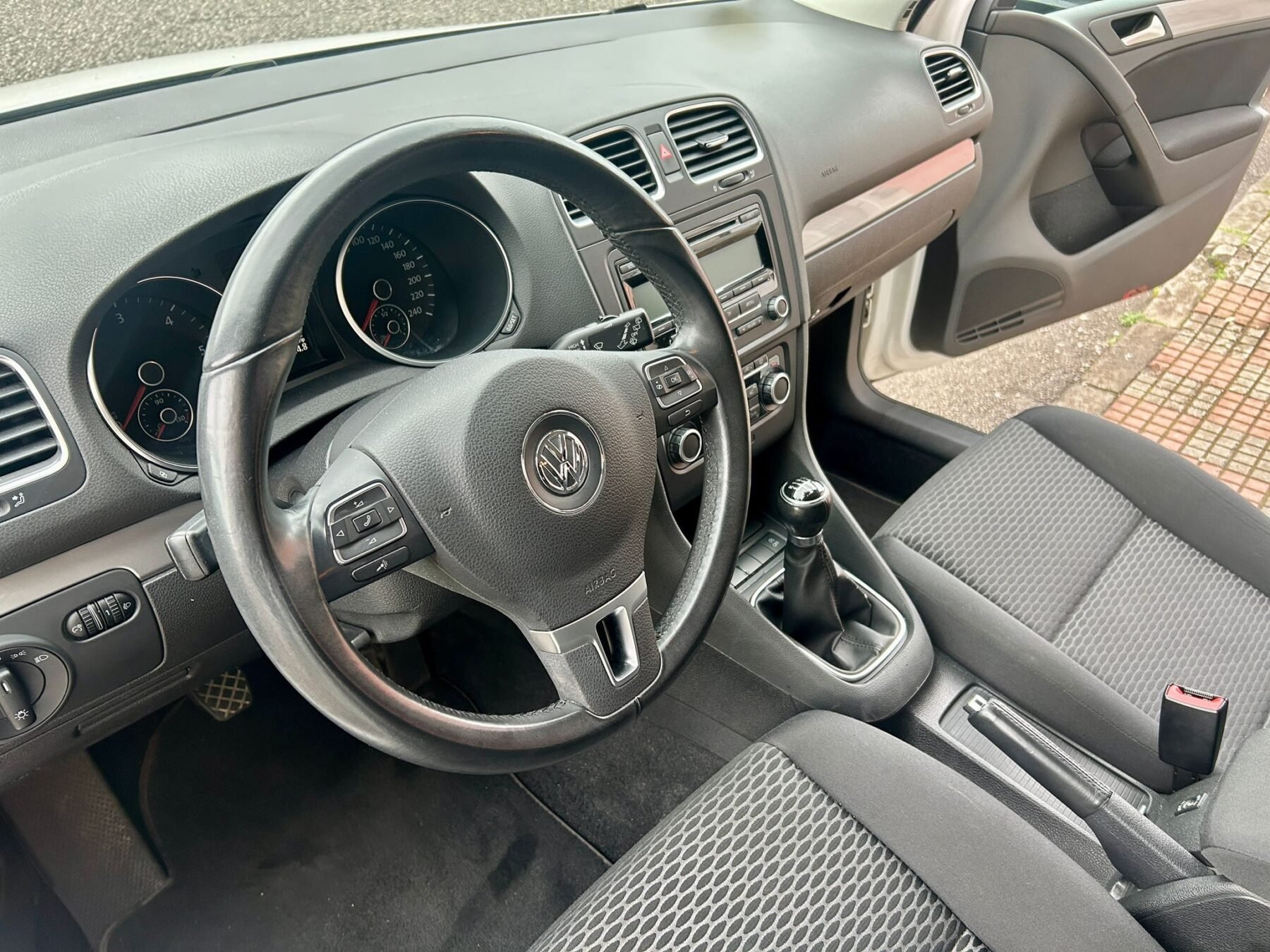 VOLKSWAGEN Golf VI 1.6 TDI ADVANCE BLUE MOTION