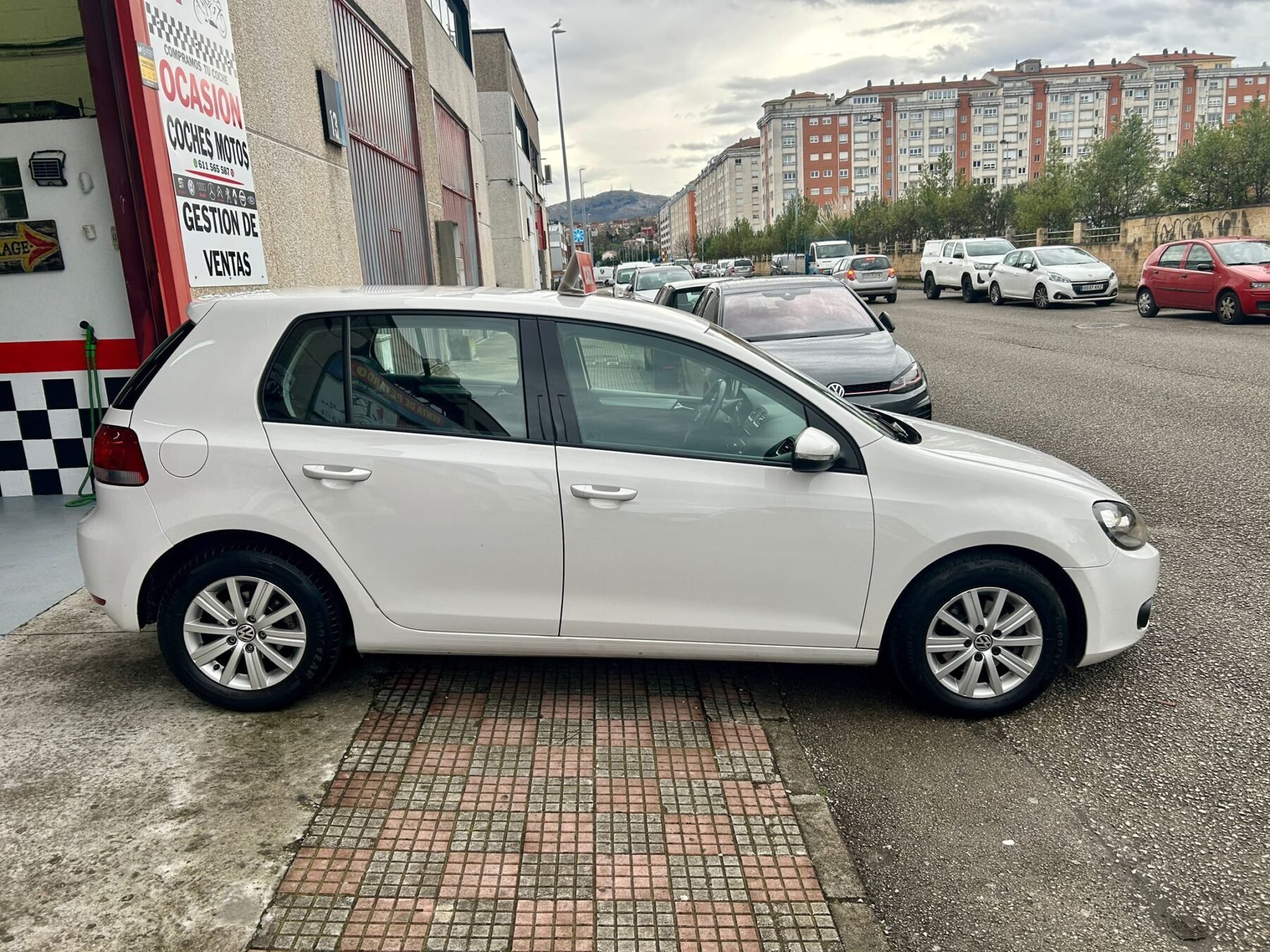 VOLKSWAGEN Golf VI 1.6 TDI ADVANCE BLUE MOTION